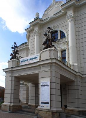 divadlo - historick budova - vchod, balkon